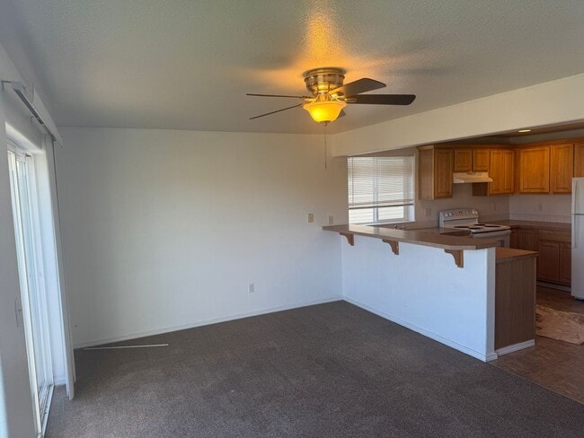 Building Photo - 3 Bed, 2 Bath Townhouse Available!