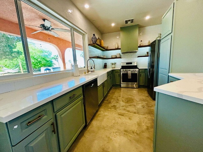 Building Photo - Gorgeous, renovated home on 2 acres in quiet neighborhood.