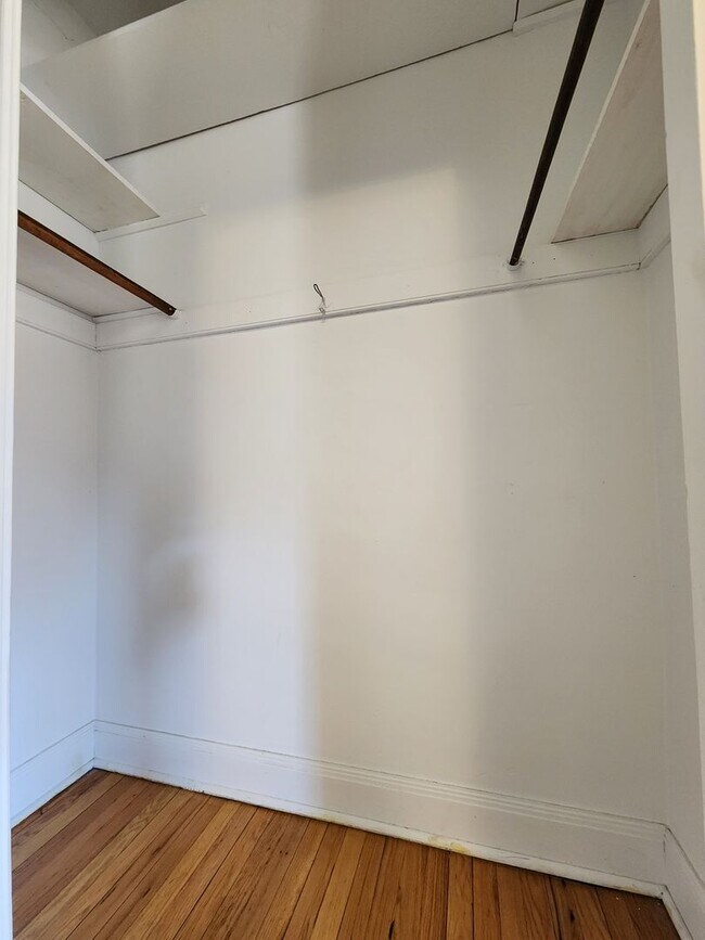 Building Photo - Large 3-bed/1-bath Apartment in the Heart of Rogers Park!