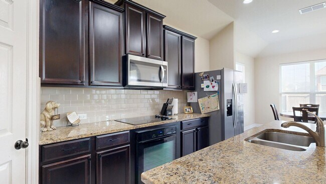 Building Photo - Spacious 4-bedroom, 2.5 bath, 3 car garage...