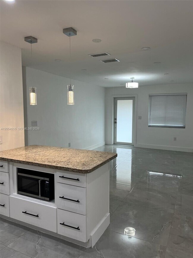 Building Photo - 2783 SW 33rd Ave