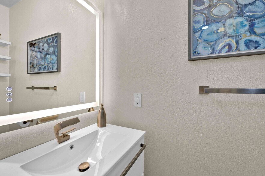 Building Photo - 111 E Hibiscus St