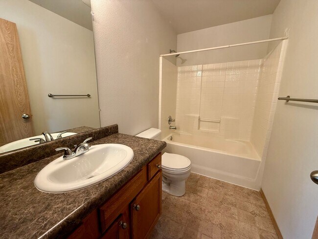 Building Photo - 3 Bed DuPont Home for Rent