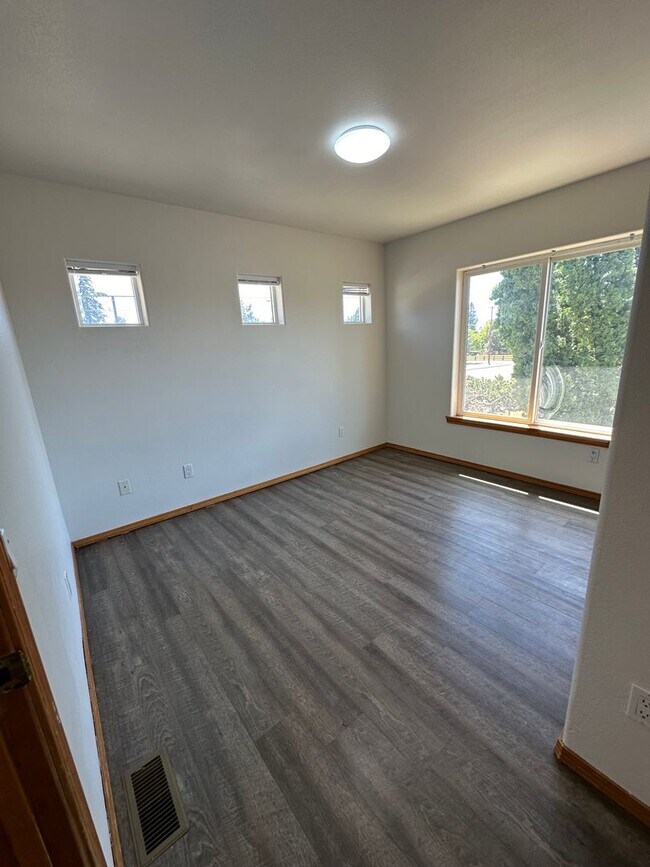 Building Photo - Spacious 4 Bed, 2.5 Bath Home!
