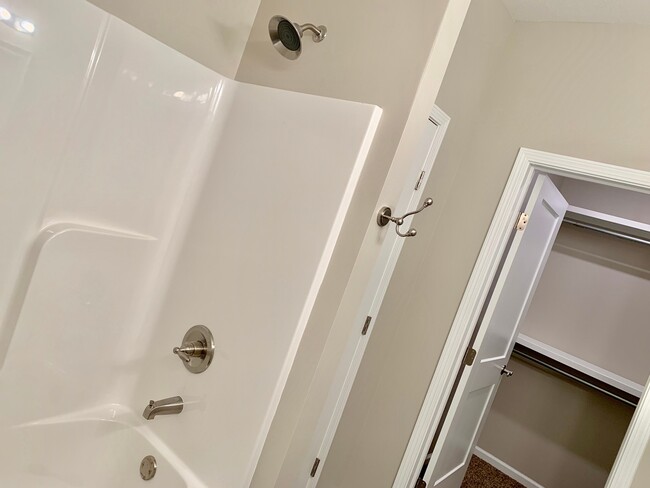 Building Photo - Recent construction --  3 bed/ 2 bath Dupl...