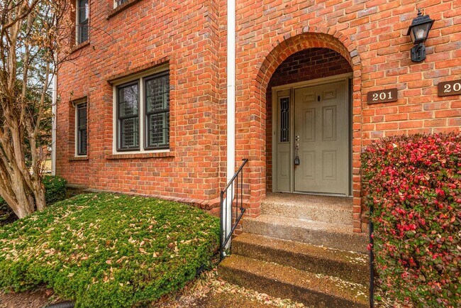 Building Photo - Townhome LOCATION!