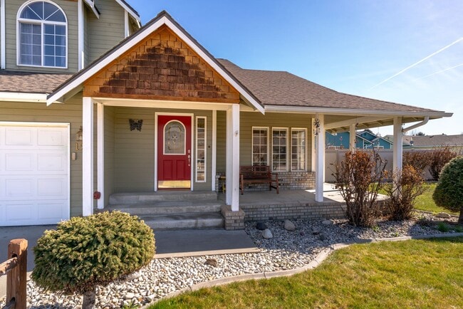 Building Photo - Beautiful 3 Bedroom 2.5 bath home with 2 c...
