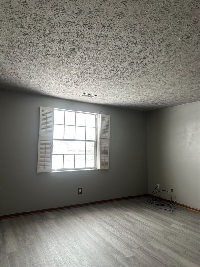 Building Photo - 4 Bed 2 Bath Home in Columbus!