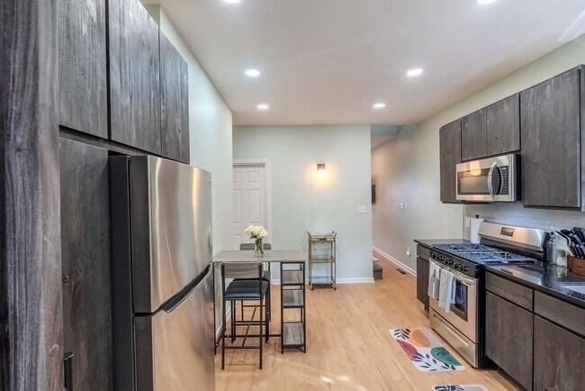 Building Photo - 335 Taylor-Mid-Term Rental