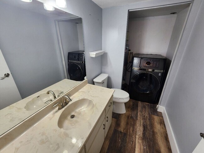 Building Photo - Charming Townhome in Cedar Dunes