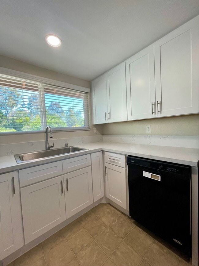 Building Photo - 2 Bedroom-2 Bathroom Single Story Condo; 2...