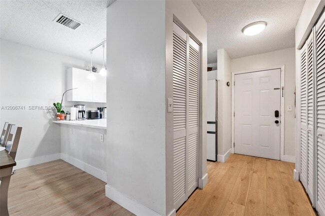 Building Photo - 6235 SW Kendale Lakes Cir