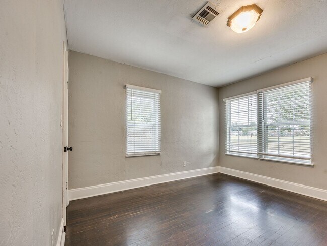 Building Photo - Charming Updated Home Near OKC Urban Core ...