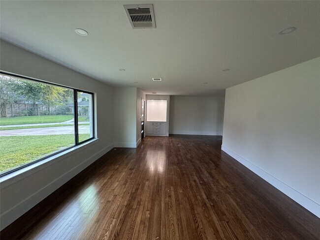 Building Photo - 6 Pom Ct