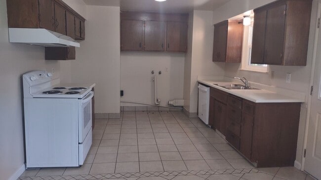 Building Photo - 5490 King Rd