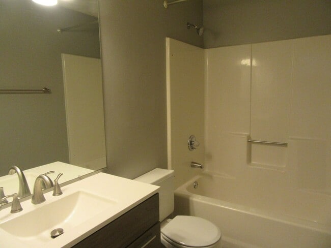 Building Photo - Deep Creek
