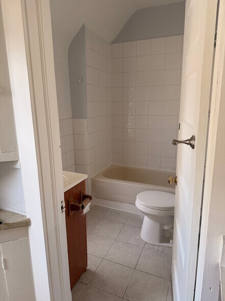 Building Photo - 4422 Bridgeview Ave