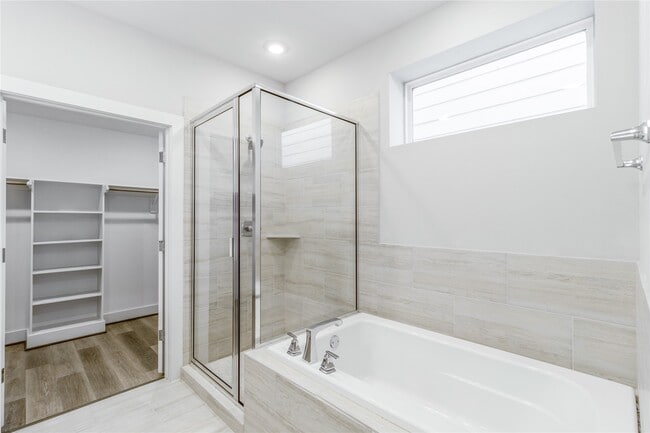 Building Photo - 1250 N Post Oak Rd