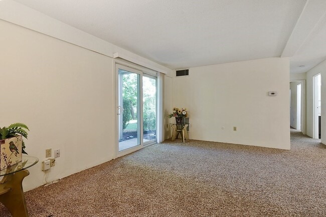 Building Photo - 42 Silver Hill Ln