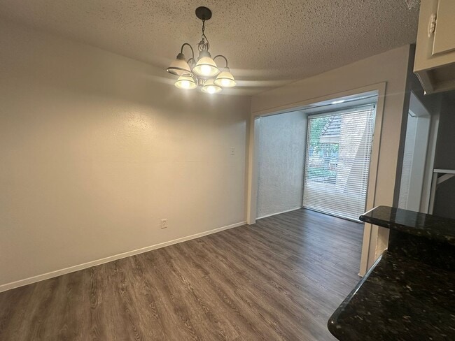 Building Photo - Charming 2-Bed Unit in Dallas! Community p...