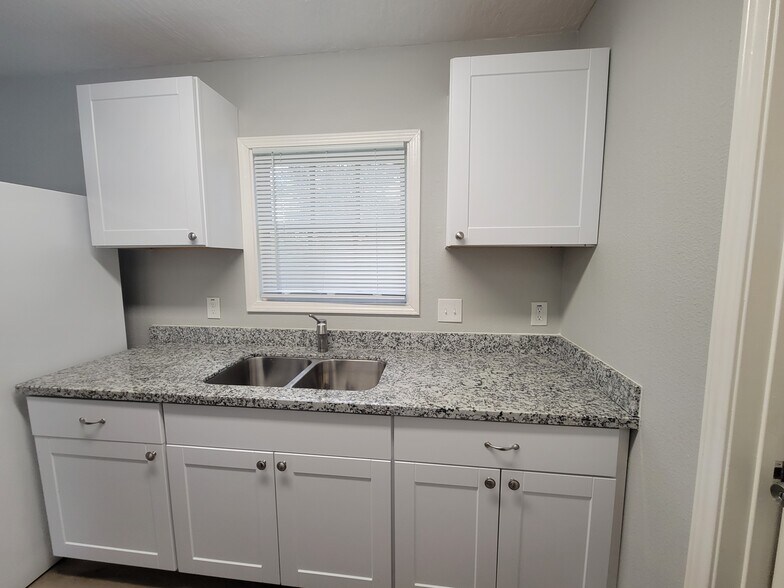 More Kitchen - 320 S Ashbel St