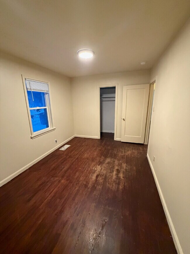 Building Photo - 424 N Rouse Ave