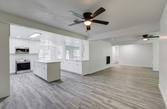 Building Photo - 812 Stone Mountain Dr