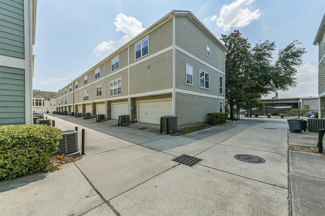 Building Photo - 1289 W 17th St