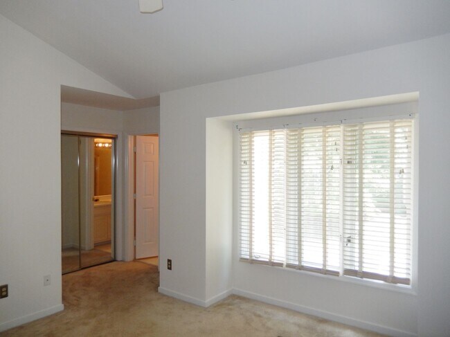 Building Photo - Fabulous Waterfront, 3 level townhouse