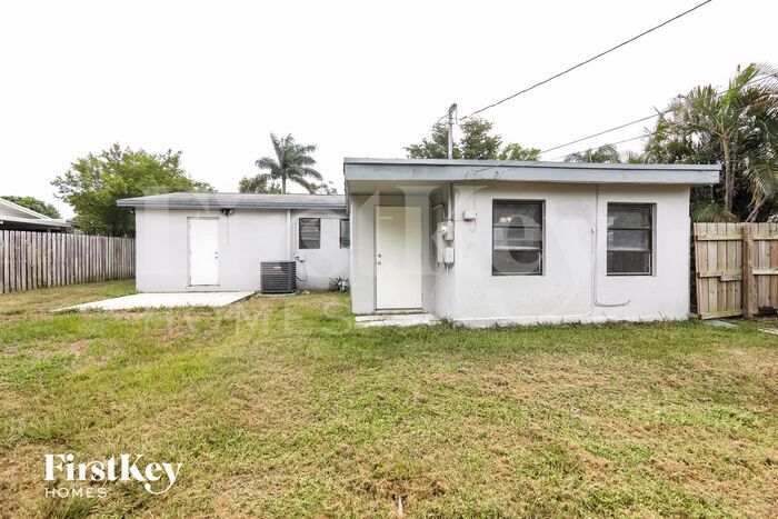 Building Photo - 1061 SW 31st St