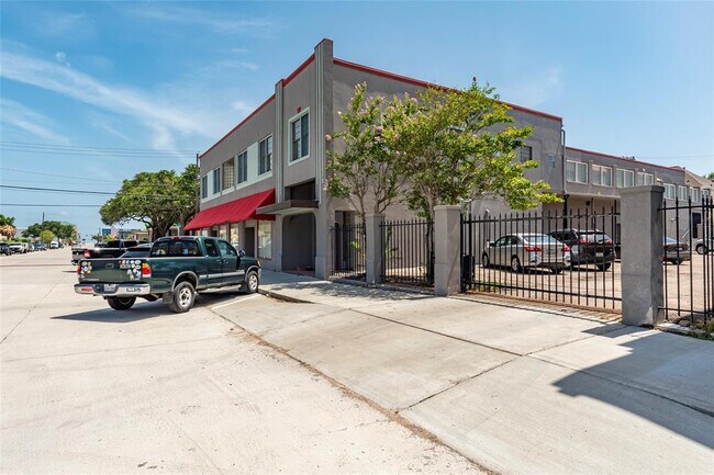 Building Photo - 1413 23rd Street Rear