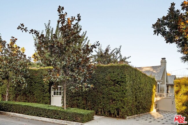 Building Photo - 1438 N Orange Grove Ave