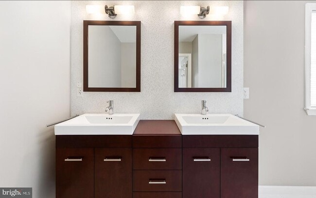 Building Photo - 3 Carey St