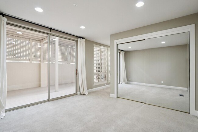 Building Photo - 651 Manresa Ln