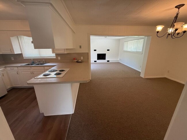 Building Photo - Pensacola - Lakeview - 3 bedroom, 2 bathroom