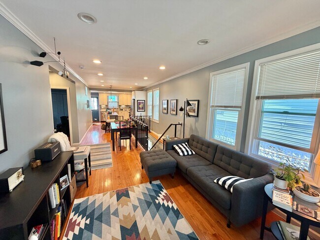 Building Photo - Beautiful Benning 3 Bedroom Renovated Bungalow Home with Yard, Parking, W/D.