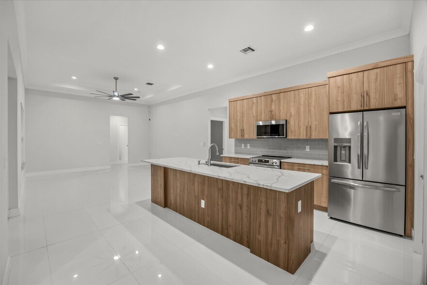 Building Photo - 419 SW Namoit Pl