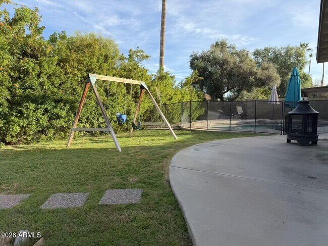 Building Photo - 852 W Nopal Ave