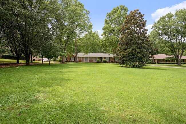 Building Photo - Beautiful Brick Ranch Home in Franklin