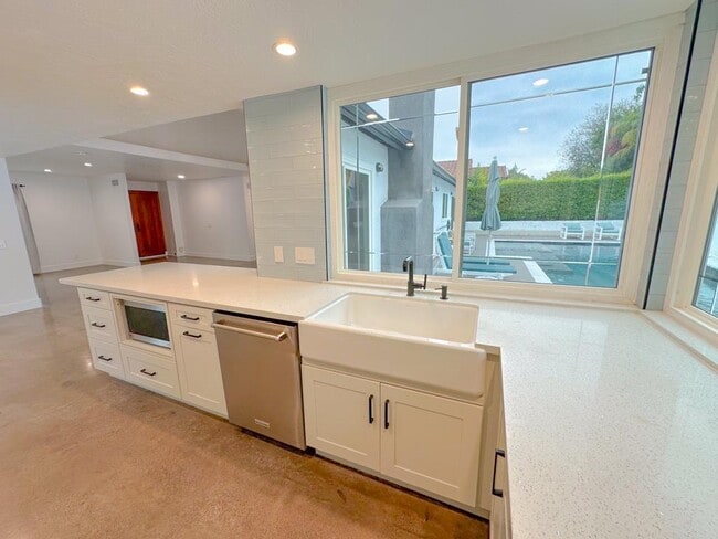 Building Photo - 25761 Serenata Dr