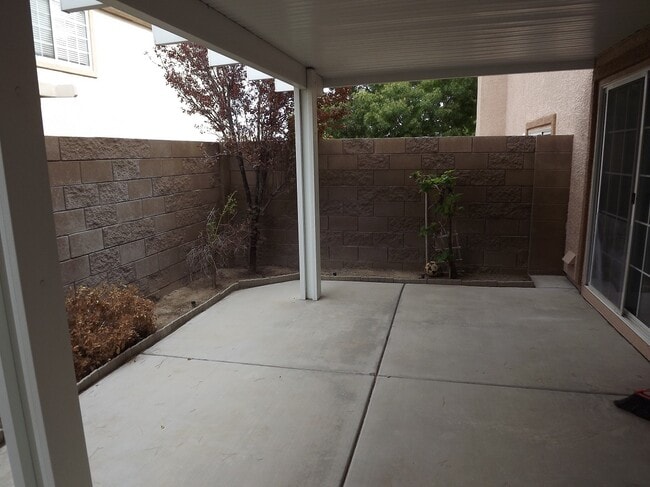 Building Photo - WONDERFUL DUAL MASTER BEDROOM TOWNHOME IN GATED "GREEN VALLEY COMMUNITY!!"