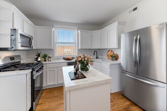 Building Photo - Stunning Rehabbed 2 Bed 2Bath in the Lincoln Square area