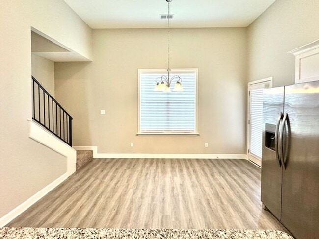 Building Photo - Now Leasing a 5-bedroom 3 bath home in Hor...