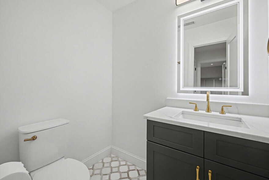 Hall guest half bath - 156 Heatherwood Dr