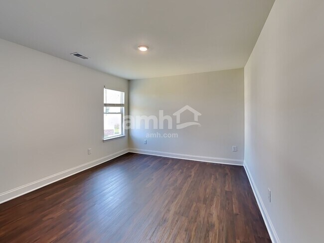 Building Photo - 678 Carnaby Ln