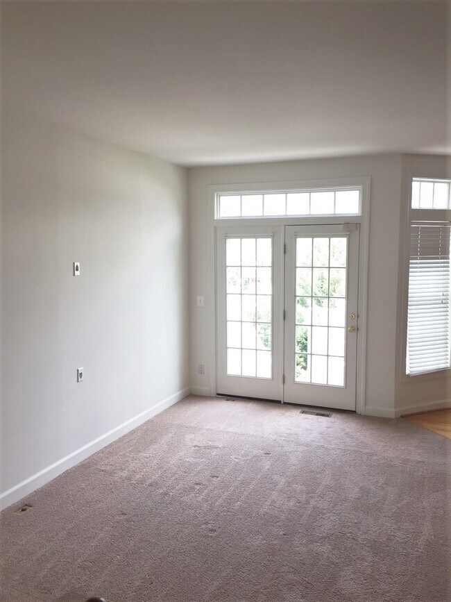 Building Photo - Spacious Townhouse in the City!