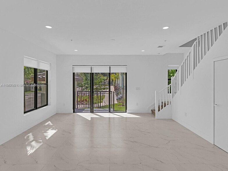 Building Photo - 6130 SW 36th Ct