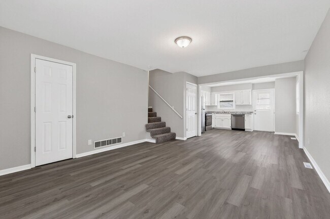 Building Photo - Gorgeous 3/2 townhome in Blue Springs!