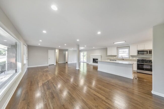 Building Photo - 909 Rosedale Dr