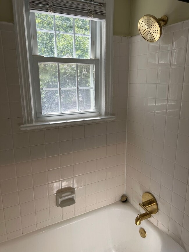 Building Photo - One Bedroom Apartment in Palisades NW Incl...